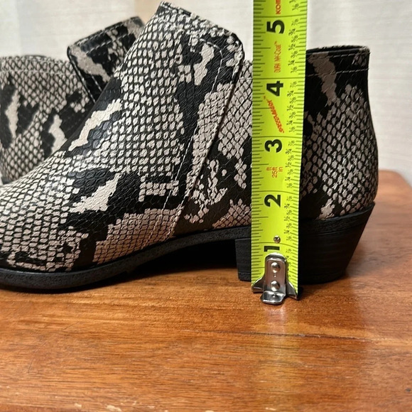 Arizona Snakeskin Booties with Memory Foam Size 6.5 New - Picture 8 of 12